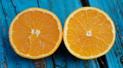 Cut oranges.
